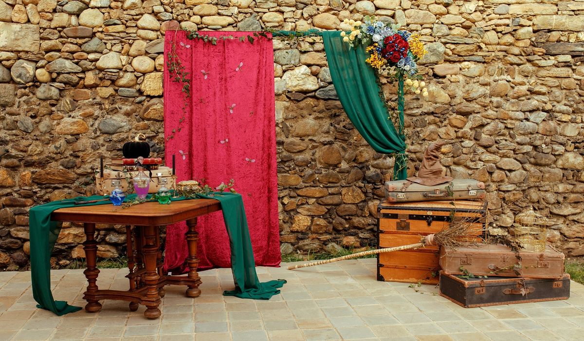 Cérémonie laïque en extérieur avec arche florale, voilages et chaises en bois dans un cadre naturel en Isère