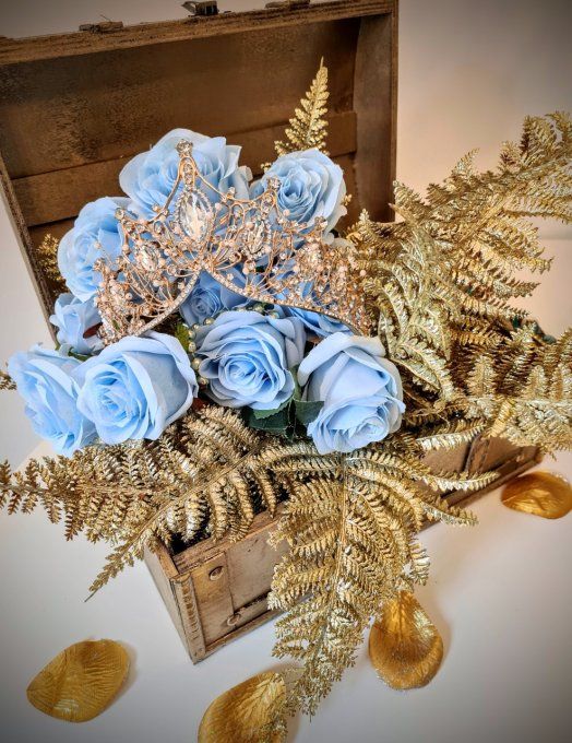 Table La Belle au Bois Dormant - Décoration mariage Disney avec coffre à bijoux et couronne