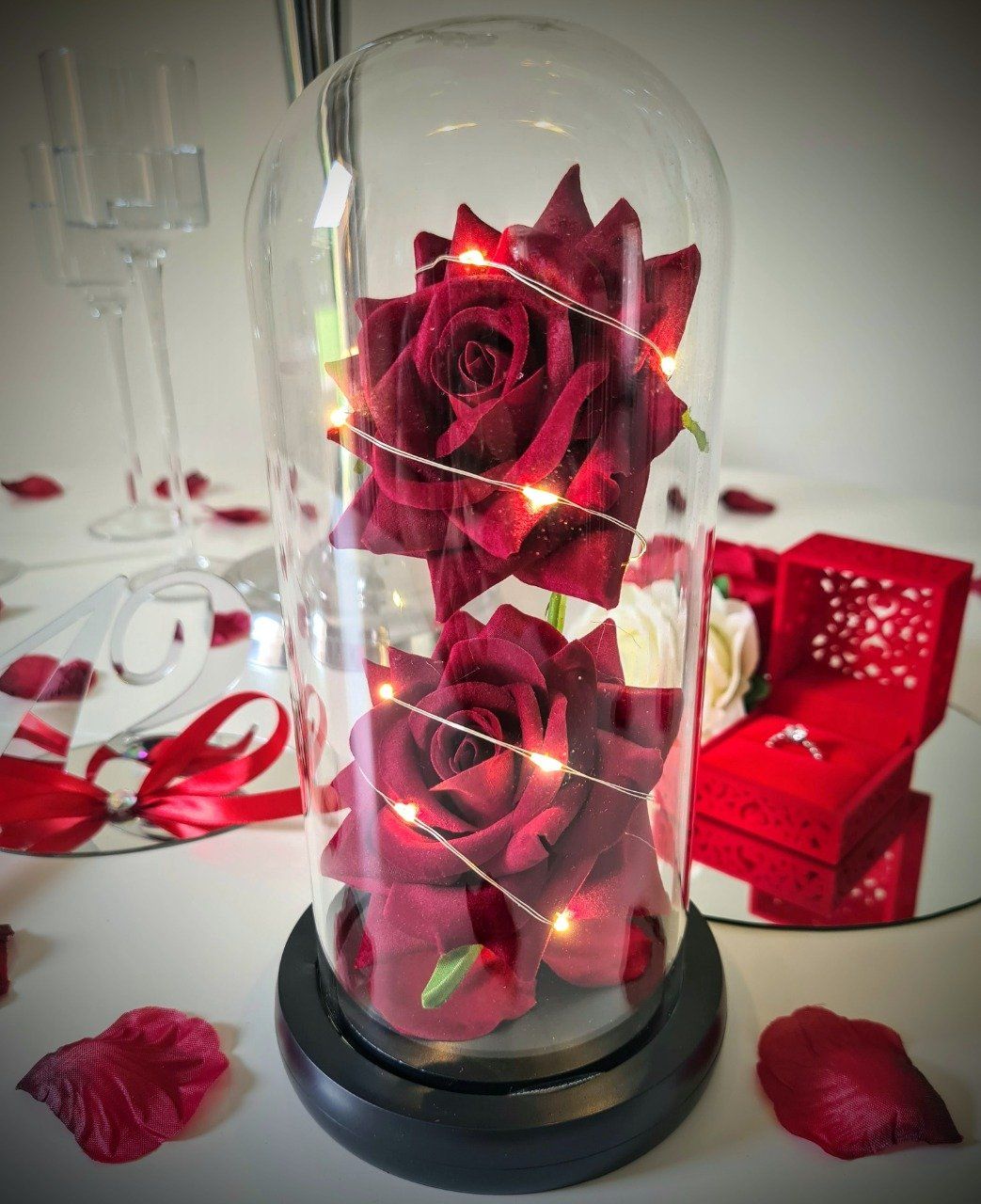 Table Romantique - Rose sous cloche LED