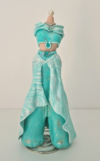 La robe sous cloche de Jasmine inclus dans le thème
